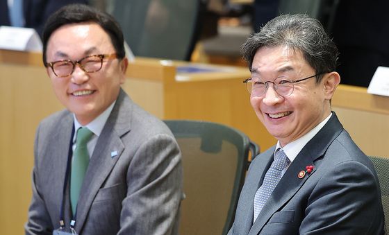 미소 짓는 이억원 위원장·박현주 회장