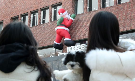 캠퍼스 도서관에 나타난 산타