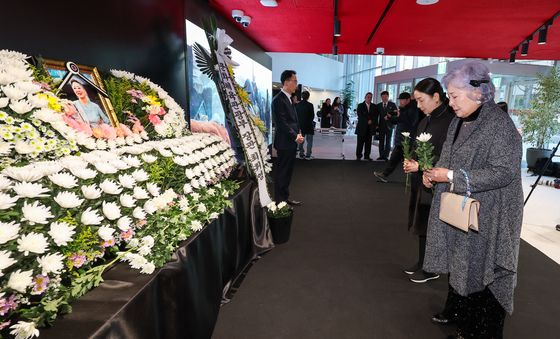 故 김지미 추모공간 찾은 배우 정혜선·김보연