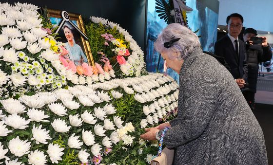 故 김지미 추모하는 배우 정혜선