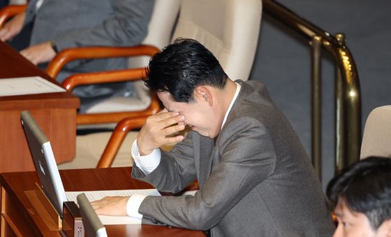 눈가 만지는 장동혁 대표