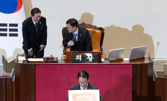 무제한 토론 중 대화 나누는 우원식 의장과 김병기 원내대표