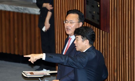 대화 나누는 여야 원내수석