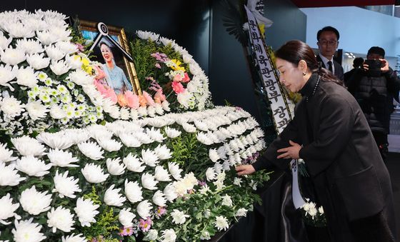 故 김지미 영정에 헌화하는 배우 김보연
