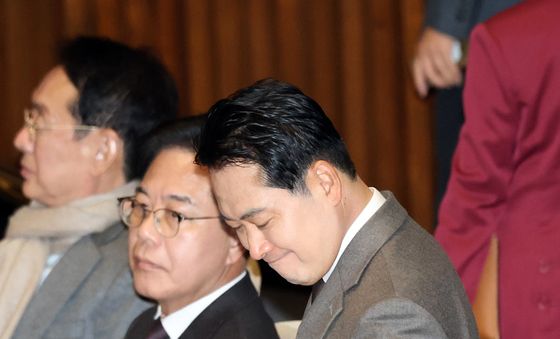 자리로 향하는 장동혁 대표