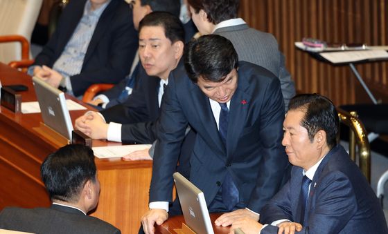 본회의장에서 대화 나누는 민주당