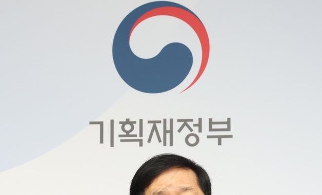 2026년 기재부 업무보고 내용 설명하는 구윤철 경제부총리