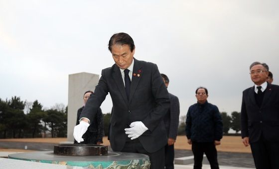 제주4.3평화공원 참배하는 권오을 장관