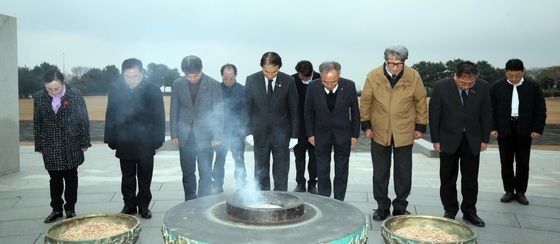 박진경 대령 논란에 권오을 장관 제주 방문