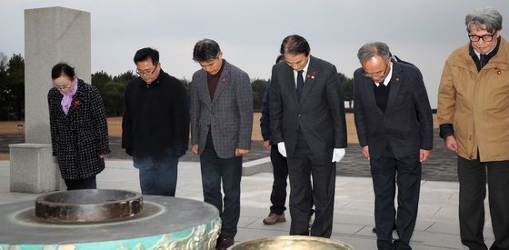 권오을 장관, 제주4.3평화공원 참배