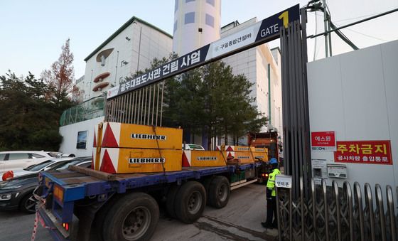 쉴 새 없이 오가는 중장비