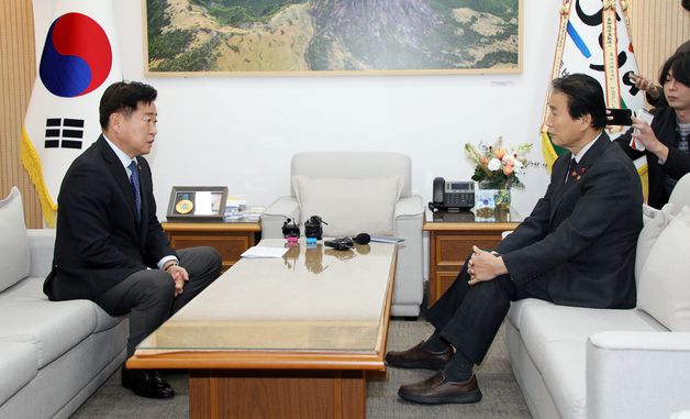 제주서 만난 권오을 보훈부 장관과 오영훈 제주지사