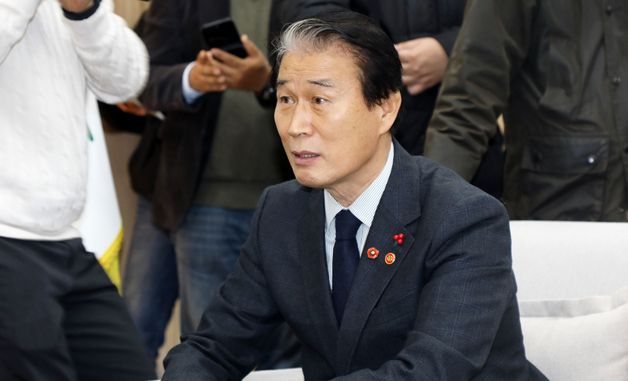 두 손 맞잡은 권오을 보훈부 장관 "죄송합니다"