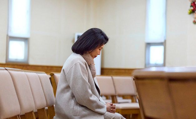 기도하는 김혜경 여사