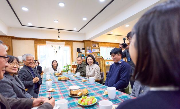 쌍샘자연교회 찾아 소통 행보 나선 김혜경 여사