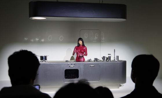 퍼포먼스 선보이는 비앙카 센소리