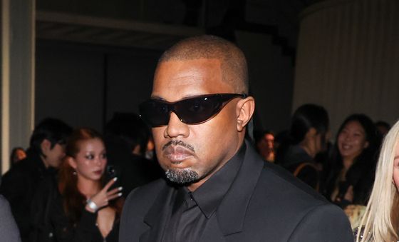 칸예 웨스트, 아내 전시 위해 방한…올블랙 패션