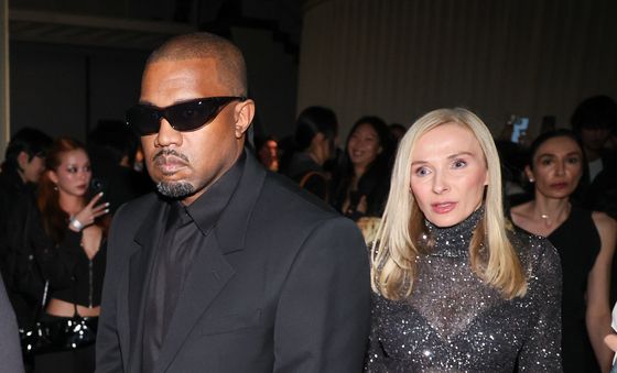 칸예 웨스트, 아내 전시 위해 방한…올블랙 패션