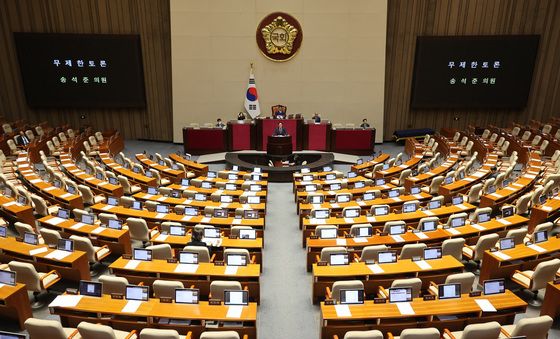 무제한 토론 이어지는 국회 본회의장