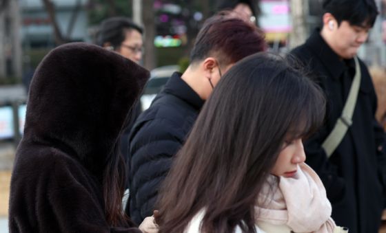 찬 공기 유입에 기온 급강하…시민들 한파에 움츠러들다