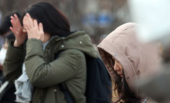 기온 급강하에 시민들 움츠려…서울 도심 한파주의보 체감