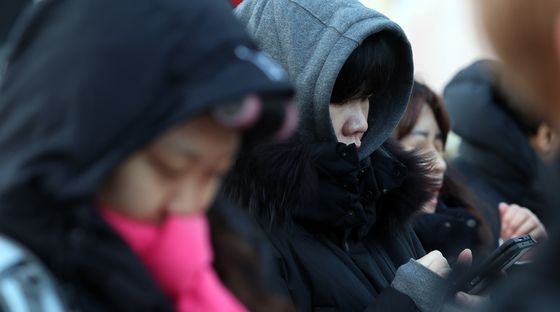 초겨울 한파에 시민들 움츠려