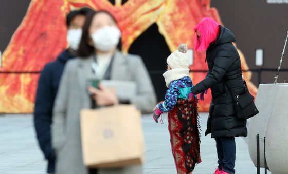 한국 추위 실감하는 외국인 관광객들