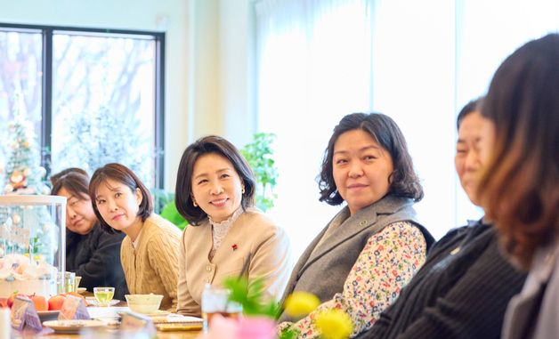 맘스캠프 회원들과 소통하는 김혜경 여사