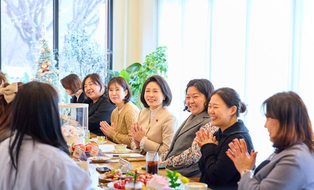 맘스캠프 회원들과 소통하는 김혜경 여사