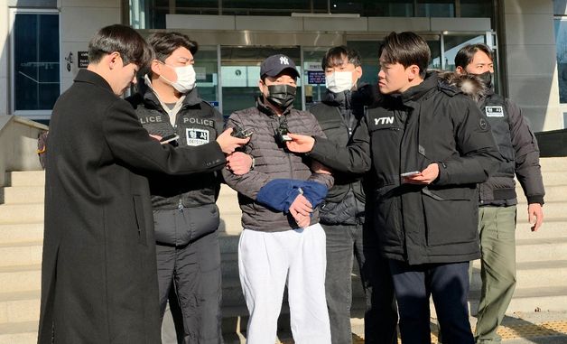 취재진 질문에 답하는 양민준