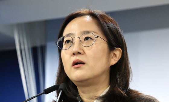 브리핑하는 장윤정 통일부 부대변인