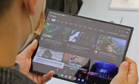 태블릿 수준 화면 크기 자랑하는 갤럭시 Z 트라이폴드