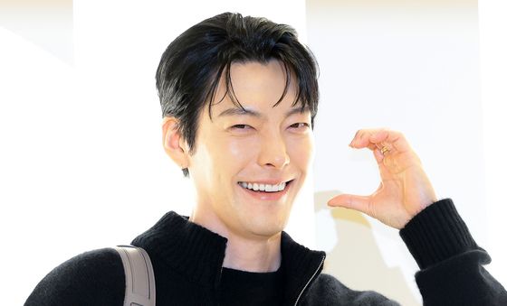 '신민아♥' 김우빈, 결혼 앞두고 쇼핑몰 나들이
