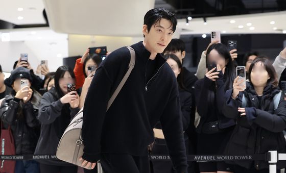 '신민아♥' 김우빈, 팬들 응원 받으며 롯데몰 나들이