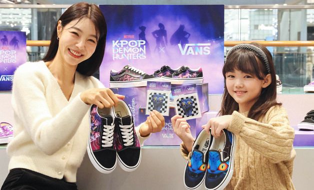 신세계백화점, '반스X케이팝 데몬 헌터스' 커플 신발 선봬