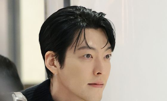 김우빈, 신민아와 결혼 앞두고 롯데월드몰 포착