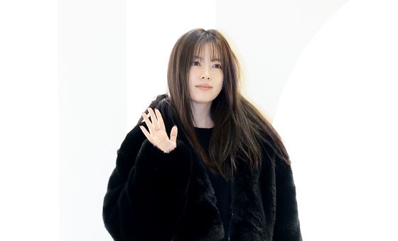 한효주, 부드러운 손 인사