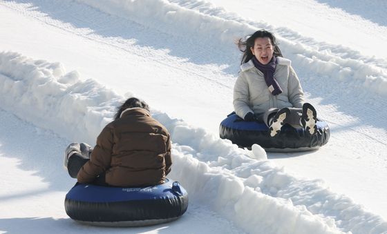 함께 즐기는 눈썰매