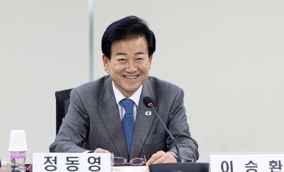 미소 짓는 정동영 장관