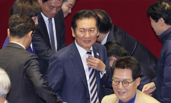 넥타이 고쳐매는 정청래