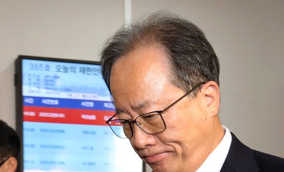 굳은 표정의 김석준 부산교육감