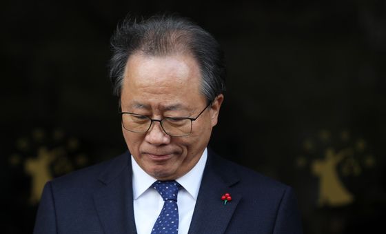 징역 8월 집유 2년 김석준 부산교육감, 굳은 표정