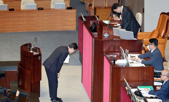 무제한 토론 마친 신동욱 의원