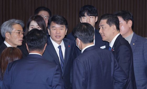 의원들과 대화하는 김병기