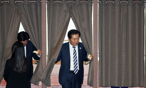 필리버스터 종결 동의 기표 마친 정청래 대표