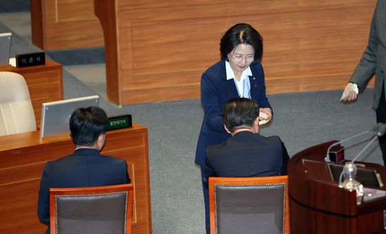 무제한 토론 종결 동의 투표하는 추미애 의원