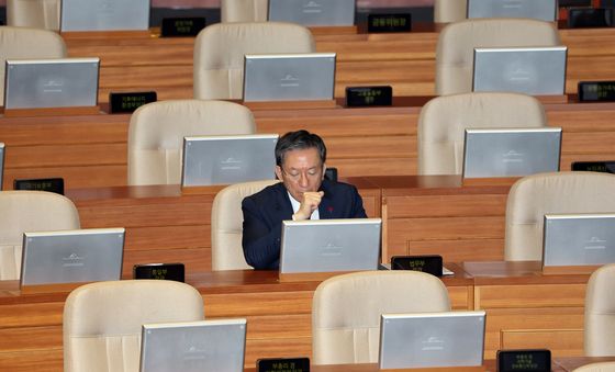 본회의 참석한 정성호 장관