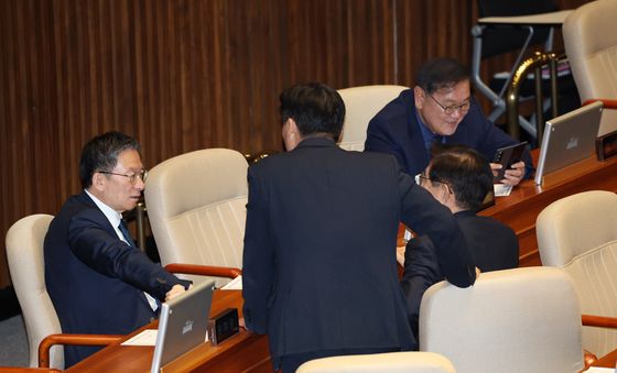 의원들과 대화 나누는 정성호 장관