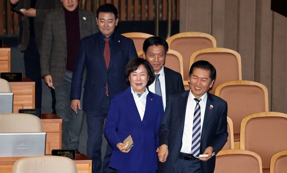 미소 지으며 투표하러 가는 정청래 대표