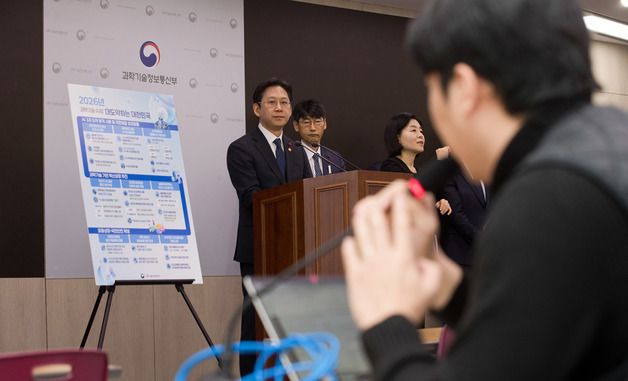 기자 질문 경청하는 배경훈 부총리